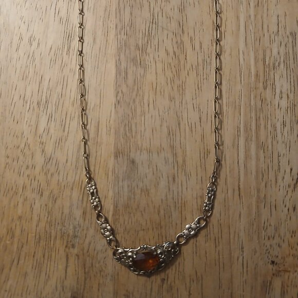 Jewelry - Gold tone vintage necklace w/amber color stone